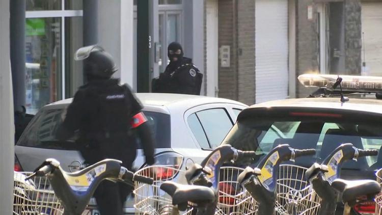 razzia. Belgiske betjente var ved at foretage undersøgelseri den sydlige Bruxelles-forstad Forest, da de blev beskudt. 
