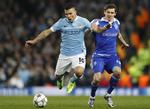 frispark. Sergio Aguero bliver fældet af Dynamo KievsDeny Harmash, men slipper uden skader. 