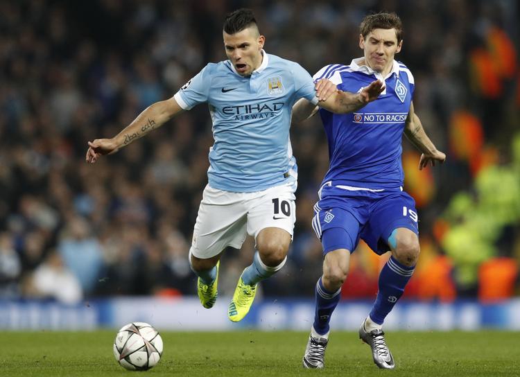 frispark. Sergio Aguero bliver fældet af Dynamo KievsDeny Harmash, men slipper uden skader. 