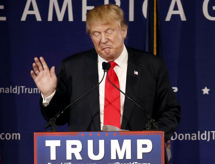 powerslips. Donald Trump går imod konventionerne og bærer postkasserøde slips. 