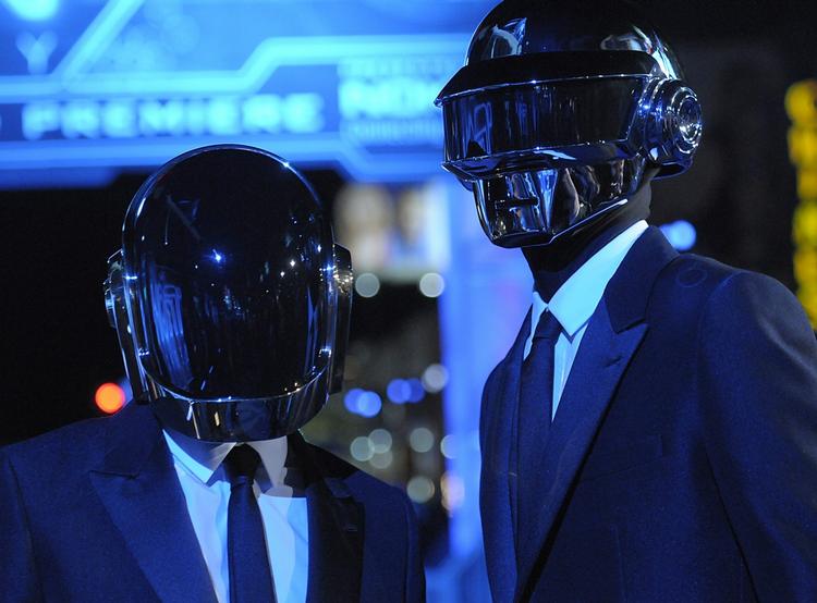 Daftpunk. Den franske duo udsender et nyt album i næste måned. Den første single har slået dagsrekorden for streaming i både Storbritannien og USA, oplyser Spotify. 