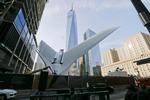 SYMBOL. En figur, der skal symbolisere fuglevinger, rager op fra New Yorks nyeste subway-station, Wiorld Trade Center Transportation Hub. 