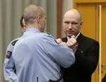 Centrum. Breivik nyder at kunne tage projektørlyset igen, skriver flere norske aviser - men der er ingen vej udenom: Han skal have lov til at protestere, hvis Norge vil være en retsstat. 
