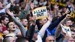 Ud. Fans af den engelske fodboldklub Hull City udtrykker deres utilfredshed med klubejer Assem Allam. 