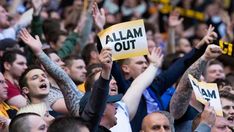 Ud. Fans af den engelske fodboldklub Hull City udtrykker deres utilfredshed med klubejer Assem Allam. 