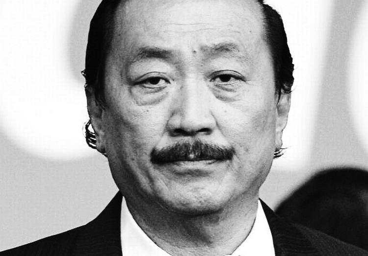 Dragemanden. Vincent Tan, ejer af Cardiff (th.) 