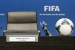 AFSAT. Selv om Fifa-præsident Sepp Blatter er afsat i forbindelse med korruptionssagen, er han ikke blandt dem, Fifa kræver penge retur fra. 