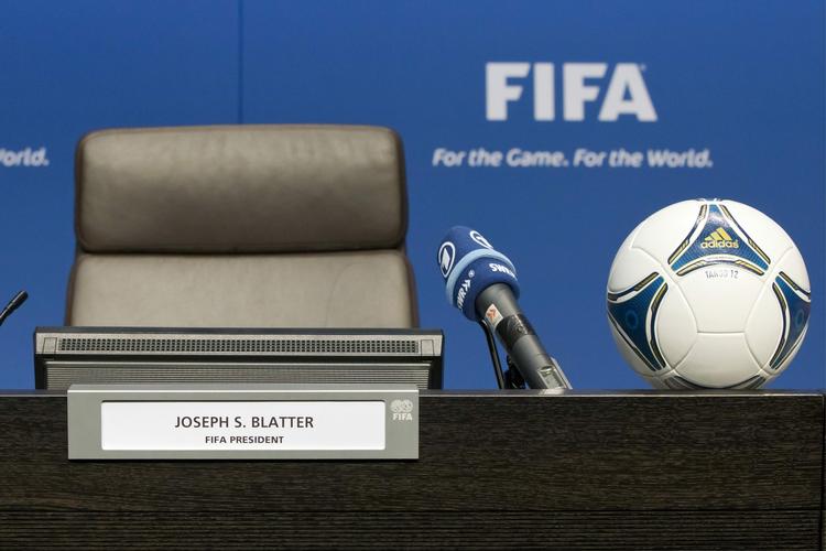 AFSAT. Selv om Fifa-præsident Sepp Blatter er afsat i forbindelse med korruptionssagen, er han ikke blandt dem, Fifa kræver penge retur fra. 