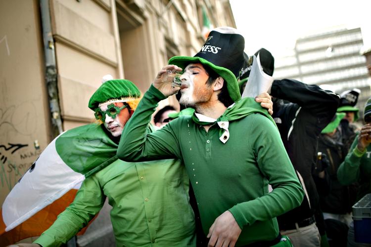 Ølstafet. Her bliver St. Patricks Day fejret i 2009 ved Kennedy's Irish Bar. Årets fejring sker på torsdag 17. marts. 