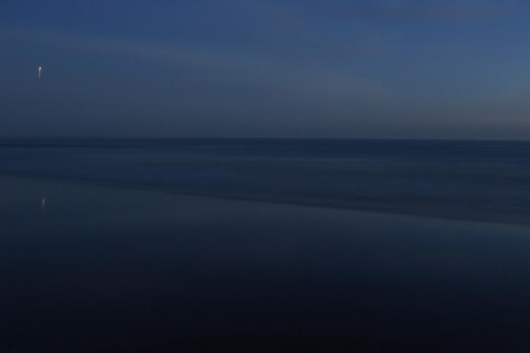 Vesterhavet. Naturen er smuk, men samfundet forfærdeligt i romanen 'Dine øjne tåler ikke synet'. Derfor tager hovedpersonen Morten Jensen flugten. 