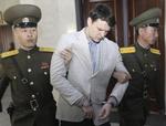 Dømt. 15 års strafarbejde for at have fjernet et banner på et hotel. 21-årige Otto Warmbier var tydeligt mærket, da han tirsdag fik sin dom i Nordkoreas højesteret. 