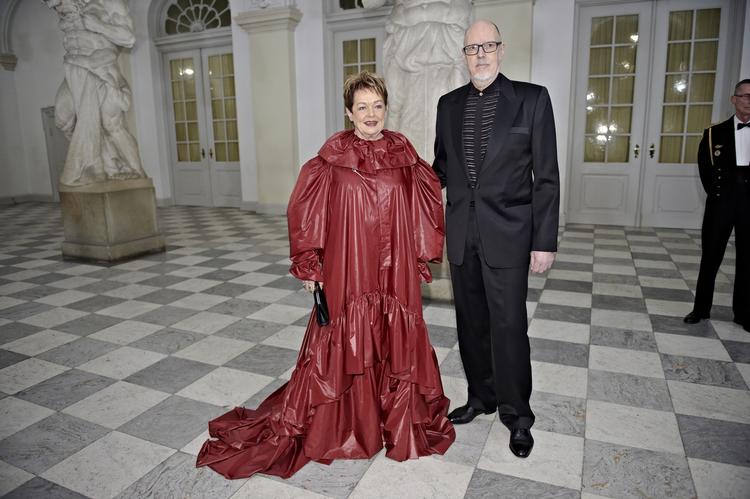 KULTURFEST. Ghita Nørby var blandt de inviterede til kongehusets kulturbal i aftes. Hendes blodrøde kjole fra designer Nicholas Nybro har vundet titlen som dagens mest diskuterede. Og det er fint, hvis folk synes, den ligner »en moderkage« eller »en faldskærm«, siger Nybro til DR.dk: »Ghita forelskede sig i kjolen, og hun sagde, at vi skulle give den gas«. 