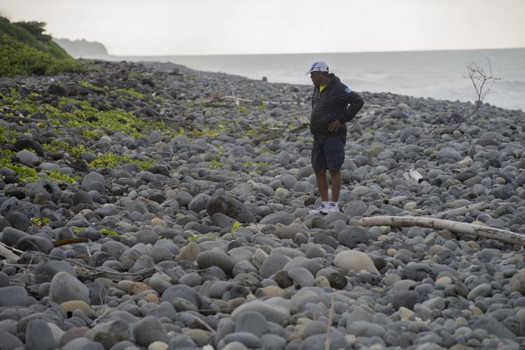 EFTERSØGNING. Beboere på den franske ø Reunion leder efter vragdele fra MH370 på strandene. 