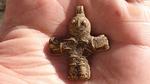 smukt. Sådan ser det ud, jesus-smykket. Det vejer 14 gram, er 3,5 centimeter bredt og 4 centimeter højt. 