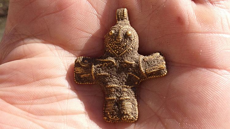 smukt. Sådan ser det ud, jesus-smykket. Det vejer 14 gram, er 3,5 centimeter bredt og 4 centimeter højt. 