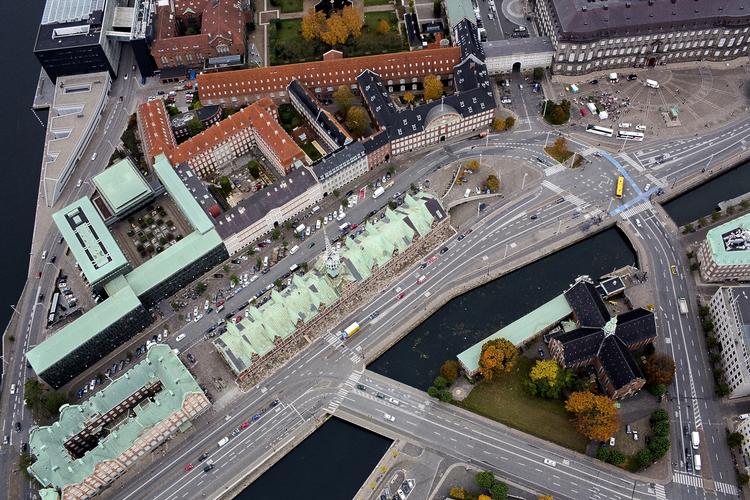 Slotsholmen. 17 kulturinstitutioner præsenterer torsdag d. 17.03 i en rapport udarbejdet af Gehl Architects en fælles identitet som Københavns Kulturkvarter. Slotsholmen er i dag kerneproblemet. 