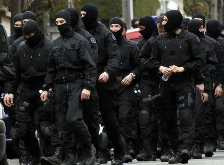 AKTION. Antiterrorbetjente i Toulouse under den langstrakte aktion for at pågribe gerningsmanden bag serien af terrordrab. 