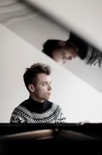 Popskrædder. Mads Langer er en af de bedste radiopopskræddere, vi har herhjemme, men det kræver så også noget ekstra, hvis han vil have os til at høre ordentligt efter. Det sørger han glimtvis for på sit nye album. 