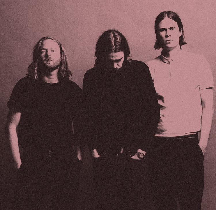 Noise'n'romance. Det kalder danske The Entrepreneurs selv deres musik, som bl.a. er inspireret af Nirvanas første album 'Bleach'. 