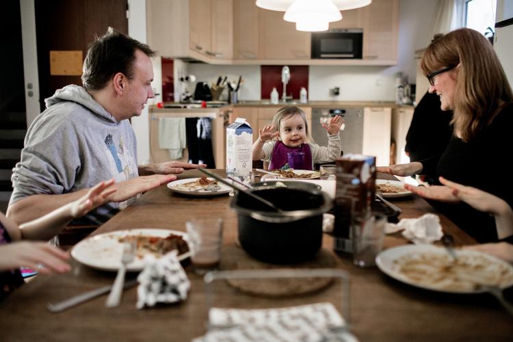 balancekunst. Danmark bliver i en ny undersøgelse kåret som det land i den vestlige verden, der har fundet den allerbedste balance mellem arbejde og privatliv. 