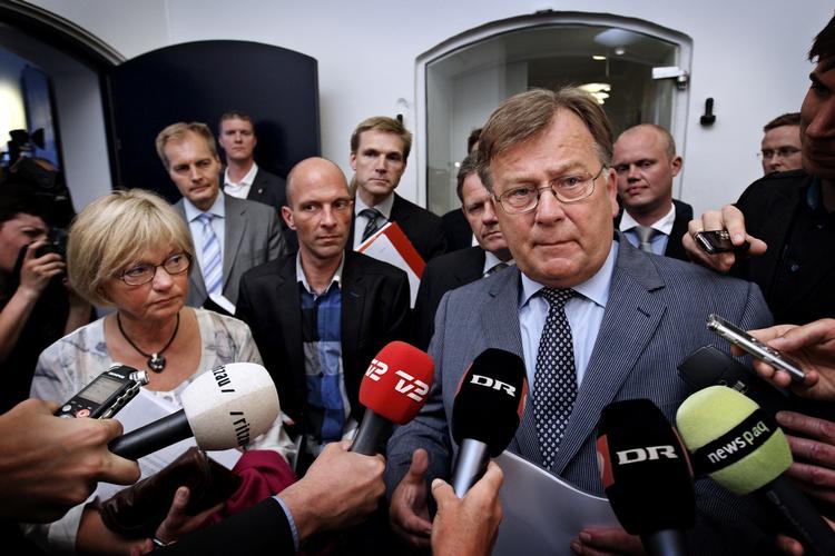 Påfaldende. Det undrer formanden for Folketingets præsidium, Pia Kjærsgaard, at svar fra finansminister Claus Hjort Frederiksen (V) kom samme dag, som en socialdemokrat klagede over den lange svartid. 