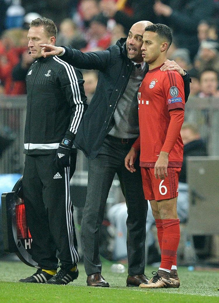Vendepunktet. Bayern-træner Pep Guardiola sendte Thiago på banen i 101. minut ved stillingen 2-2. I 108. minut scorede spanieren til 3-2 efter en flot 1-2-kombination med den evigt strålende Thomas Müller. - Foto: Kerstin Jönsson/AP 