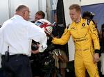 Kæreklar. Kevin Magnussen sætetr sig i Renault-bilen tidligt fredag morgen. 