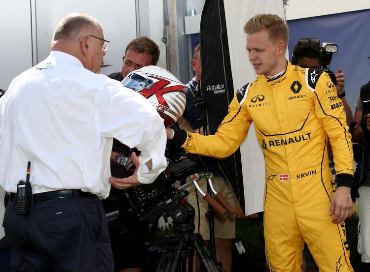 Kæreklar. Kevin Magnussen sætetr sig i Renault-bilen tidligt fredag morgen. 