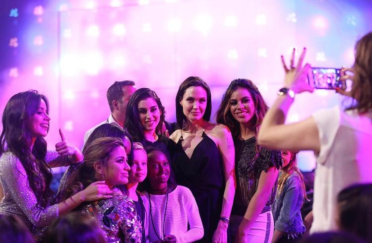 Udvalgt. Kendte er blevet bedre til at styre historierne om sig selv i medierne. De sociale medier hjælper dem, men de kendte er også blevet mere bevidste om at kontrollere historierne. Skuespilleren Angelina Jolie er dygtig til det. Her lader hun sig fotografere med deltagere i Nickelodeons Kids' Choice Awards sidste år. 