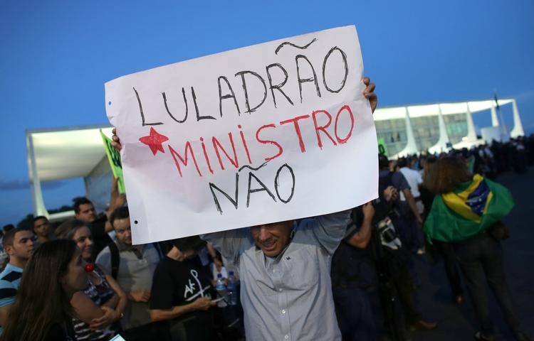 DEMONSTRATION. 'Tyveknægten Lula som chefminister. Nej', står der på skiltet, en af de protesterende brasilianere står med foran landets kongresbygning. 