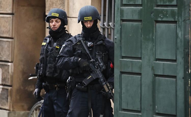 BEVOGTNING. Antiterrorbetjente ved retsbygningen under terrorsagen mod fire unge mænd, der er anklaget for at have hjulpet Omar El-Hussein under sidste års terrorangreb i København. 