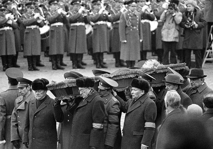 SLUT. Inden sin død i 1982 foretrak Leonid Bresjnev at isolere sig og spille domino med sine KGB-livvagter i den isolerede jagthytte i Zavidovo. Han ønskede ikke at vide, hvordan de reelle forhold var i Sovjet, og mens han sad og spillede domino, væltede den ene brik efter den anden i unionen. 