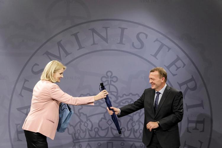 EUROPA. Da Helle Thorning-Schmidt sidste år overdrog overdrog Statsministeriet til Lars Løkke Rasmussen, gav hun ham bl.a. en EU-paraply og et sæt EU-sokker. 