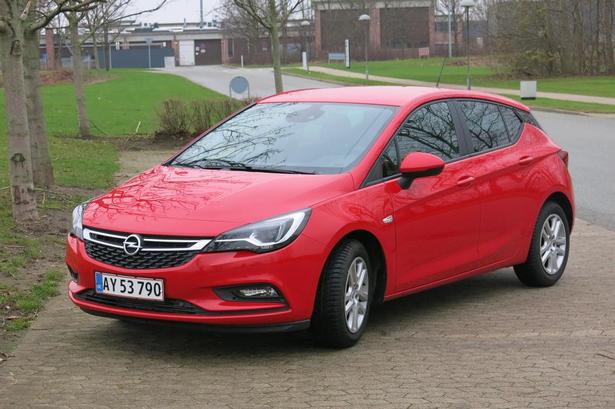 OPEL. Den nye Astra er årets bil i både Danmark og Europa. På privatleasing fås den til en engangsydelse på 4.995 kr.. Månedlig ydelse fra 2.695 kroner. 