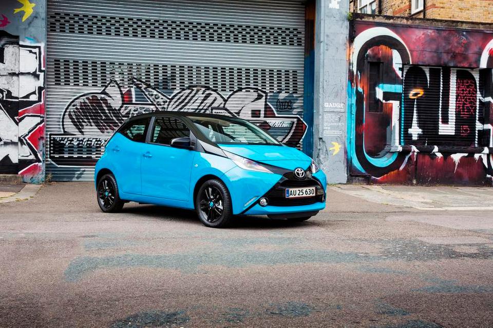 TOYOTA. Det er ikke alle mikrobiler, der fås til privatleasing. Toyota Aygo er en af dem. Engangsydelse: 995 kroner. Månedlig ydelse fra 1.795 kroner. 