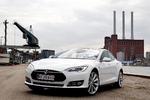 TESLA. På grund af afgifterne fra årsskiftet er interessen for at købe en Tesla Model S stilnet af. Men man kan lease den hos Sixt. Engangsydelse: 40.000 kroner. Månedlig ydelse: Fra 9.995 kroner. 