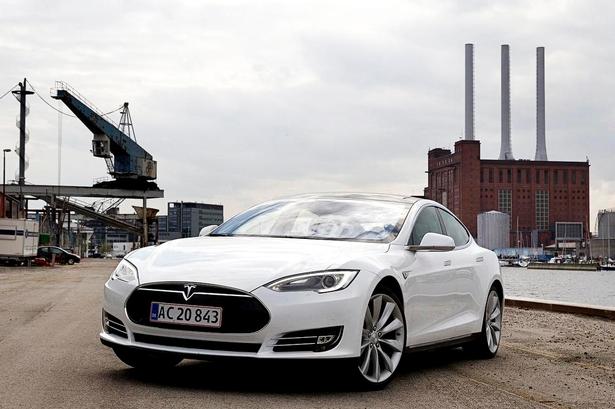 TESLA. På grund af afgifterne fra årsskiftet er interessen for at købe en Tesla Model S stilnet af. Men man kan lease den hos Sixt. Engangsydelse: 40.000 kroner. Månedlig ydelse: Fra 9.995 kroner. 