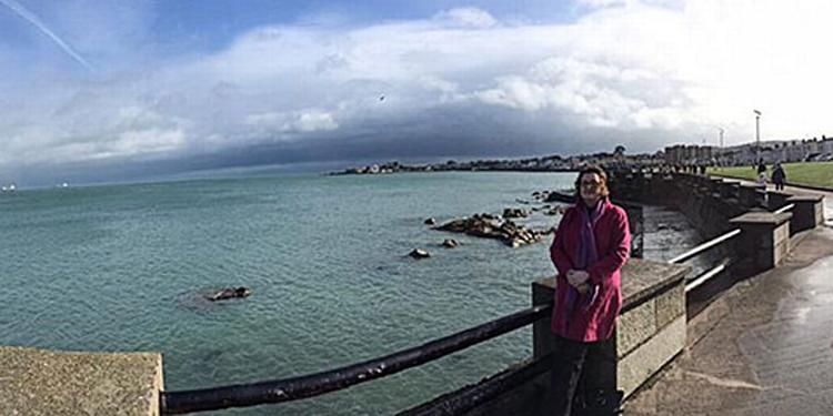 NOSTALGI. Irlands ambassadør Cliona Manahan, som i dag fejrer Sankt Patricks Dag, vender så tit som muligt tilbage til sit barndomshjem i det sydlige Dublin og er her fotograferet ved Dún Laoghaire-bugten. 