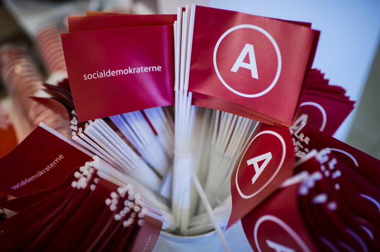Rødlig. Studieværten på programmet 'Bag partierne', Søren Lippert, har en baggrund som socialdemokratisk kommunalpolitiker og spindoktor. 
