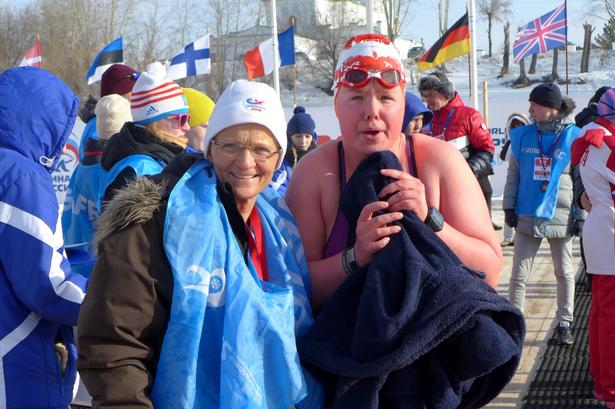 VARMESØGENDE. Nadja Joy er lige kommet op efter 450 meter, som hun svømmede som hurtigste dansker. Til venstre er det Mette BL Thomsen. 