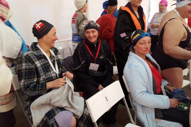 VARMESTUEN. Dorte Ussing og Lene Stein prøver at holde sig varme, inden deres heat. 