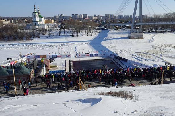 TILFROSSEN. Selve VM-bassinet hugges i isen i Tura-floden. Bagved ses byen Tyumen i Sibirium. 