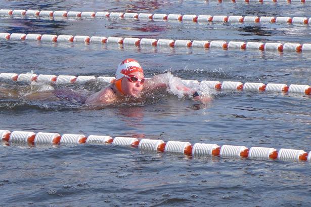 NOVICE. Nadja Joy ude på kongedistancen 450 meter (en kvart sømil, cirka). Hun blev hurtigste dansker selv om hun kun har trænet issvømning 6 uger inden VM. 