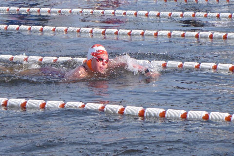 NOVICE. Nadja Joy ude på kongedistancen 450 meter (en kvart sømil, cirka). Hun blev hurtigste dansker selv om hun kun har trænet issvømning 6 uger inden VM. 