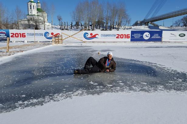 EFTERFEST. Mette BL Thomsen kom hjem med to sølv og tre bronze fra VM. Her ligger hun ovenpå svømmebassinet, der allerede er frosset til igen. 