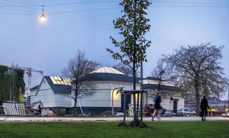 Befriet. Den Frie er kommet af med sin tilføjelse bagtil og står nu frit på grunden i den skikkelse, som J.F. Willumsen gav den. Under bøgetræet til højre får cafeen udeservering. 