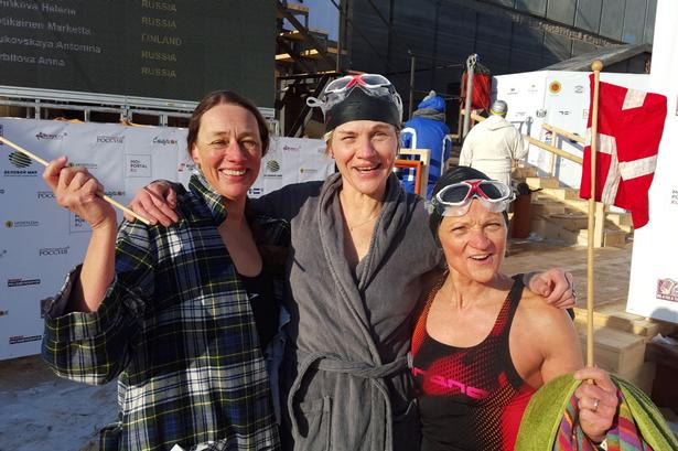 VARME. Trods kold vand var følelserne varme blandt danskerne, her er det fra venstre Dorte Ussing, Lene Stein og Mette BL Thomsen. 