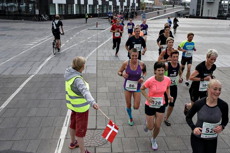 SAMVÆR. På en uge tilbagelægger man på hverdagsaftnerne i alt en maraton, men lige så vigtigt er det, at man får et sammenhold især med de løbere, man holder trit med. 