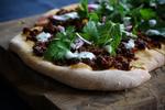 Fingermad. Fladbrød med krydret lammekød, rødløg og friske urter er et festligt og afslappet indslag på påskebordet, der nydes bedst med fingrene. 