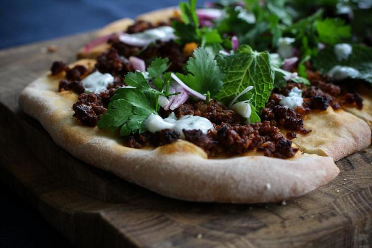 Fingermad. Fladbrød med krydret lammekød, rødløg og friske urter er et festligt og afslappet indslag på påskebordet, der nydes bedst med fingrene. 